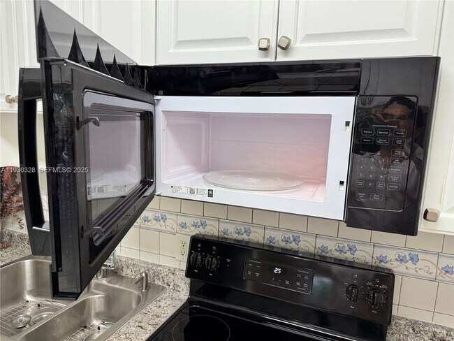 Building Photo - 677 SW 9th Ave