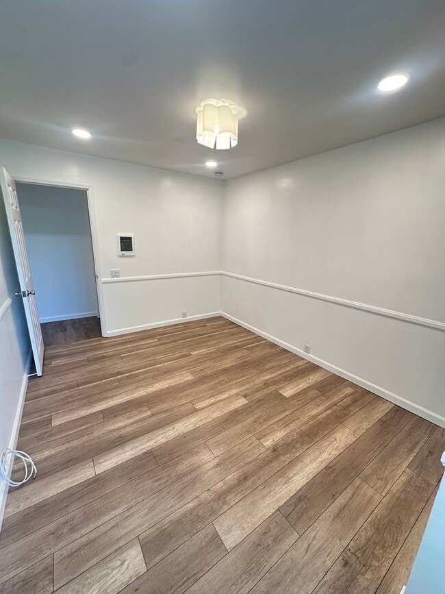 Building Photo - Spacious 3BR/2.5BA updated 2-story townhou...