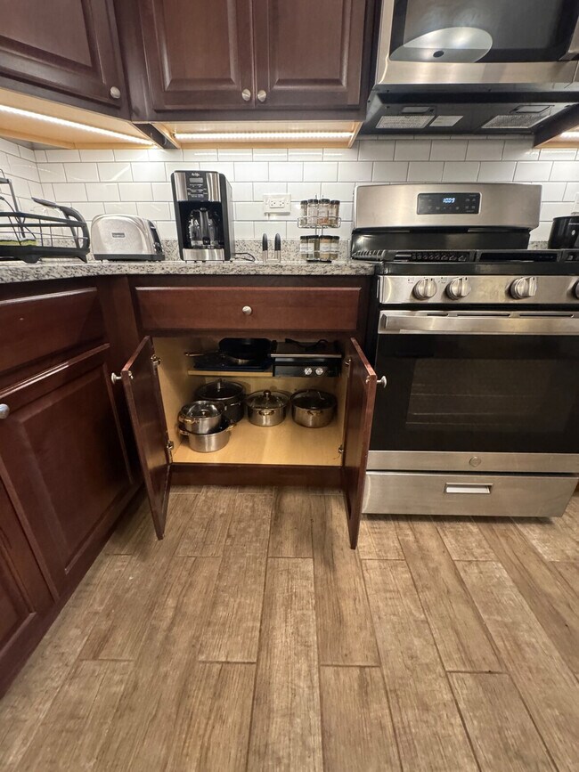 Building Photo - 1506 W Thome Ave