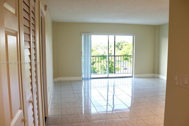 Building Photo - 4164 Inverrary Dr