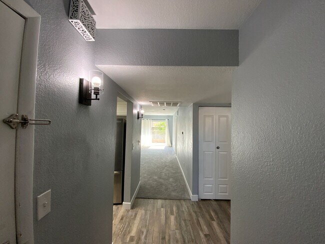 Building Photo - 2 Bed, 2 Bath, Condo with Pools, Fitness Center & Balcony located in Las Vegas, Nevada.