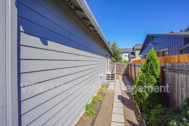 Building Photo - 13801 NE 33rd Cir