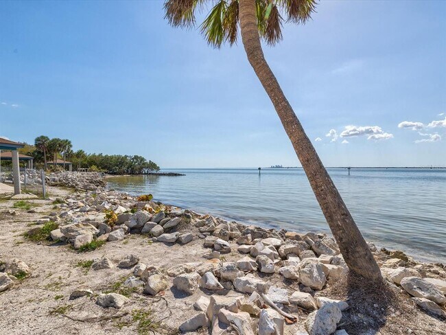 Building Photo - 5002 W Idaho St