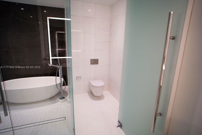 Building Photo - 300 Biscayne Blvd Way