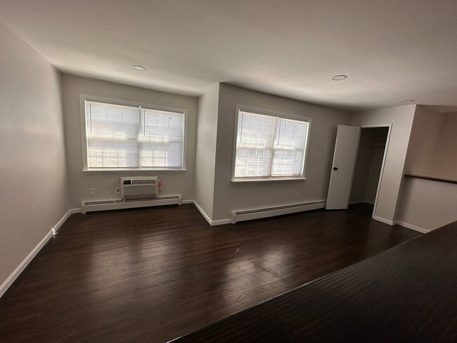 Building Photo - 581 Patten Ave