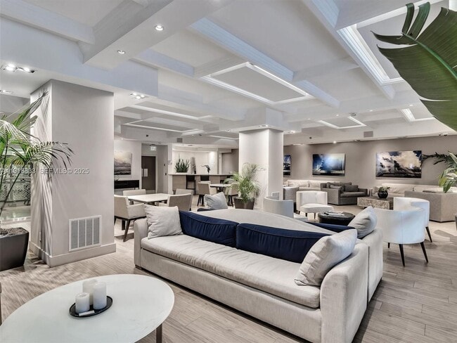 Building Photo - 100 Lincoln Rd