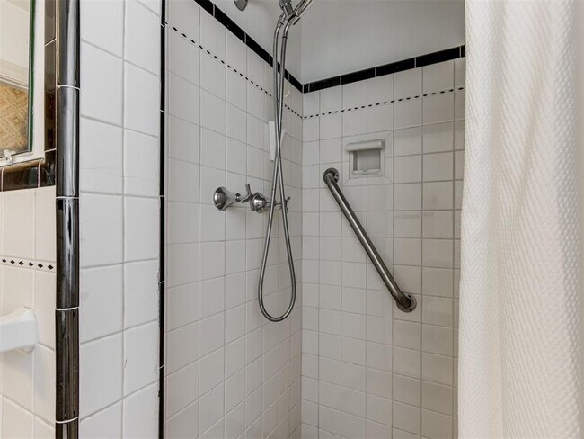 Building Photo - 2933 Cummings Dr