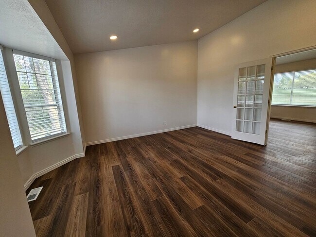 Building Photo - Beautifully Remodeled 4 Bed / 2 Bath Home in Stansbury Park