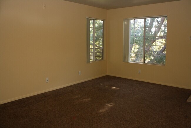 Building Photo - Cute & Cozy Condo Close to UNLV