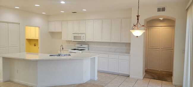 Building Photo - Natomas Park 5 bedroom 3 full bath home av...