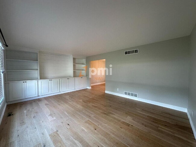 Building Photo - 9604 Walnut Dr
