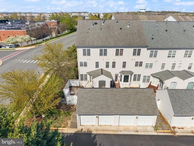 Building Photo - 42465 Regal Wood Dr