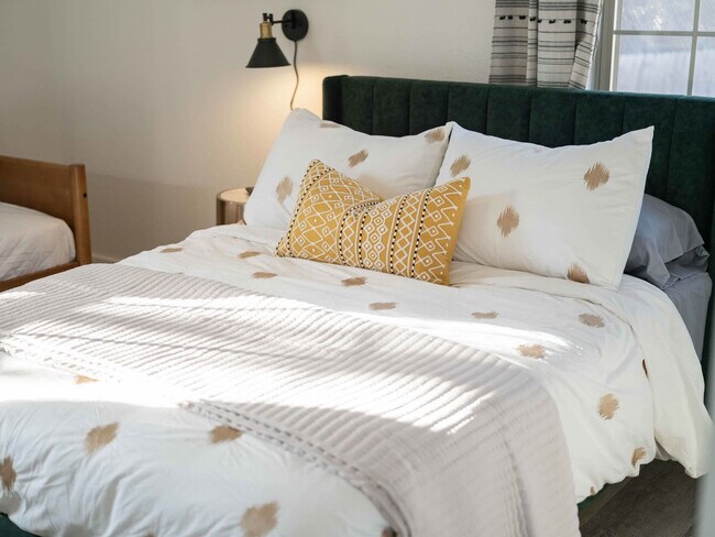 Building Photo - 1 Iris Way