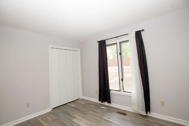 Building Photo - 50 Surry Cir N
