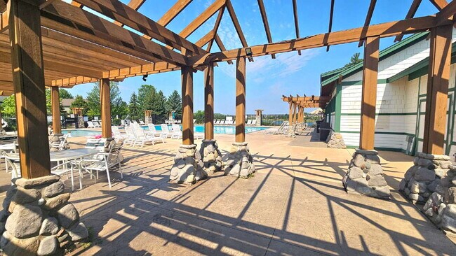 Building Photo - "Spacious 4-Bedroom Townhouse Retreat in Apple Valley - Modern Living with Ample Space!"