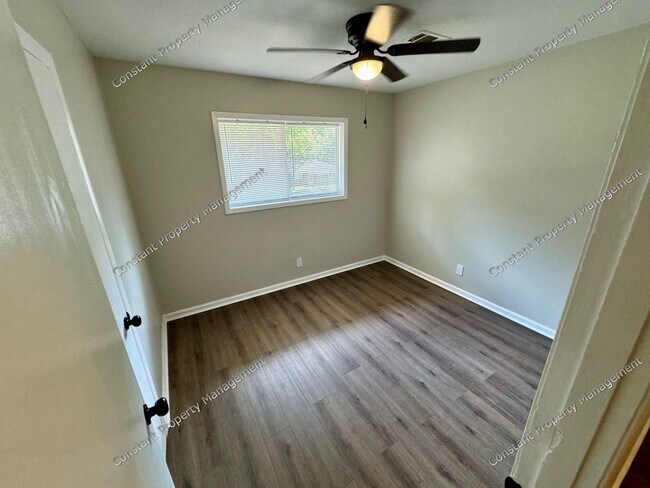 Building Photo - Elegant Elkin!