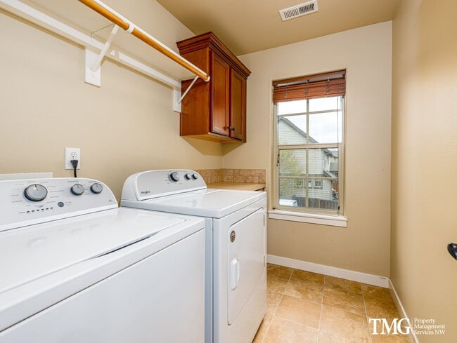 Building Photo - Beautiful 4br/2.5ba House with office, fenced yard, 2 car garage and AC