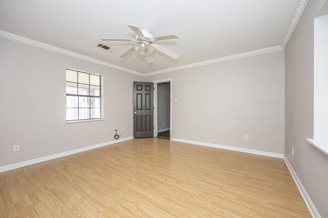 Building Photo - Charming 4-Bedroom, 2-Bath Home in a Prime Location