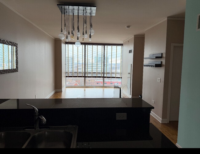 Building Photo - 1901 S Calumet Ave