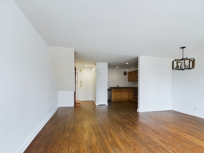 Building Photo - Fairmount 2 bed/1bath Bi-Level on Green St...