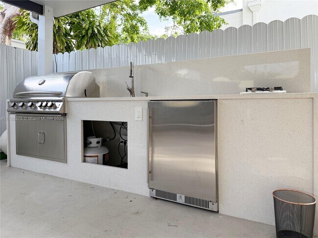 Building Photo - 927 SW 18th Ave