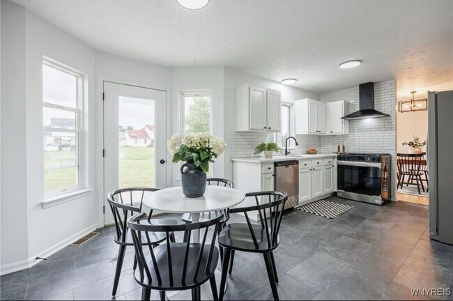 Building Photo - 76 Alverstone Way