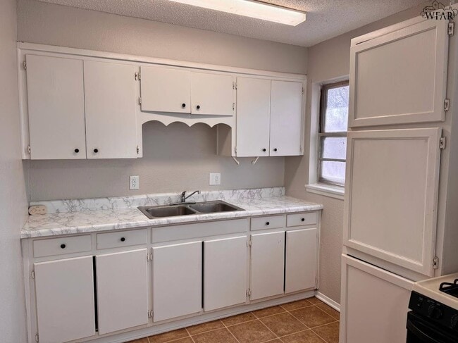 Building Photo - 1813 Westcliff Dr