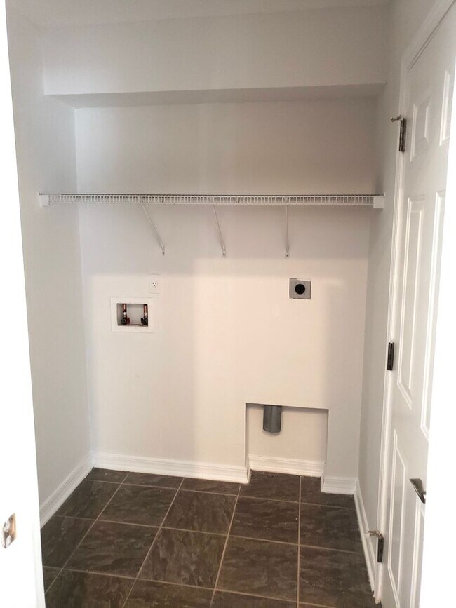 Building Photo - Beautiful home with Swimming Pool in the Hammocks. 4 bedroom 2 bath -Pool lawn service included!!!