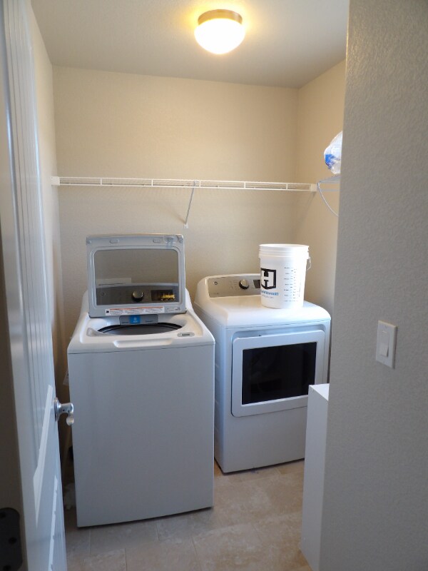 Building Photo - 13534 Park Gate Dr