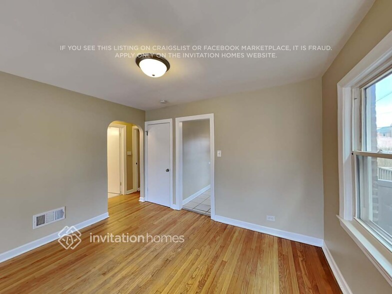 Building Photo - 6844 W Dickens Ave