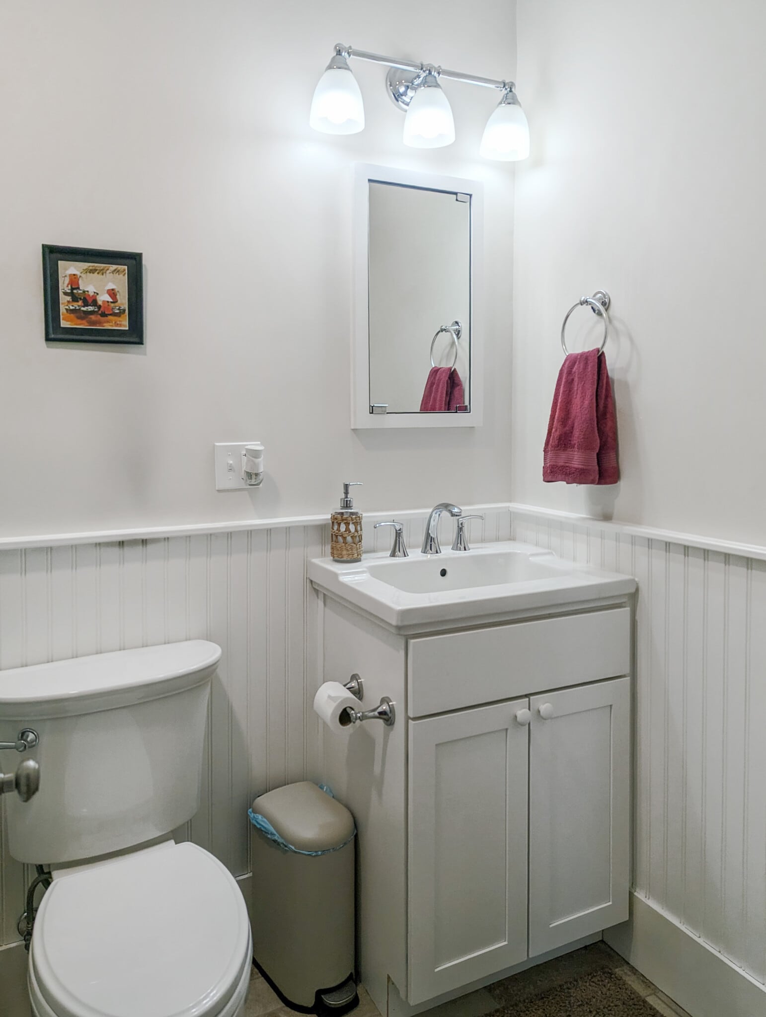 Common-area bathroom with bath tub - 22 Reed St