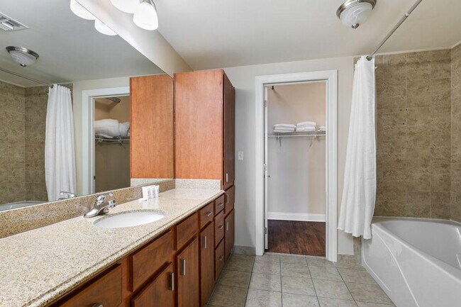 Building Photo - 925 Common St