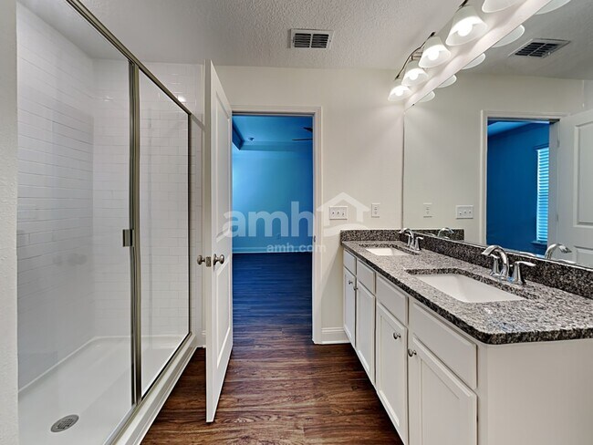 Building Photo - 118 Olivewood Pl