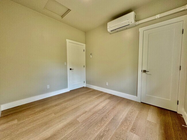 Building Photo - Seward Park fully renovated 4 bedroom, 3 b...