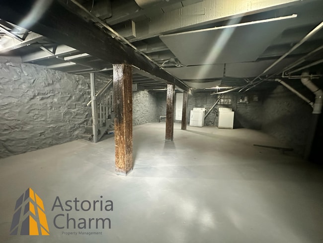 Building Photo - 4 bedroom 1 bath or 3 bedroom + den AVAILA...