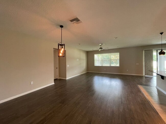 Building Photo - Open and Airy Home in Talavera