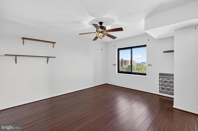 Building Photo - 307 Yoakum Pkwy