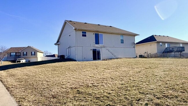 Building Photo - 2213 Larkspur