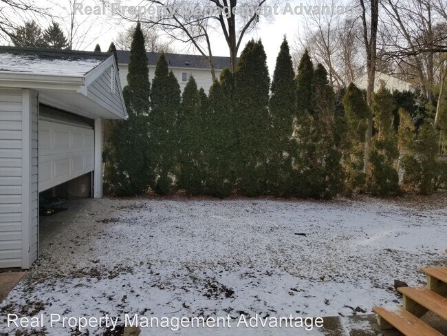 Building Photo - 3 br, 1 bath House - 21845 Novi Rd.