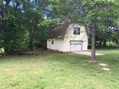 Building Photo - 3 Bedroom 2 Bathroom House