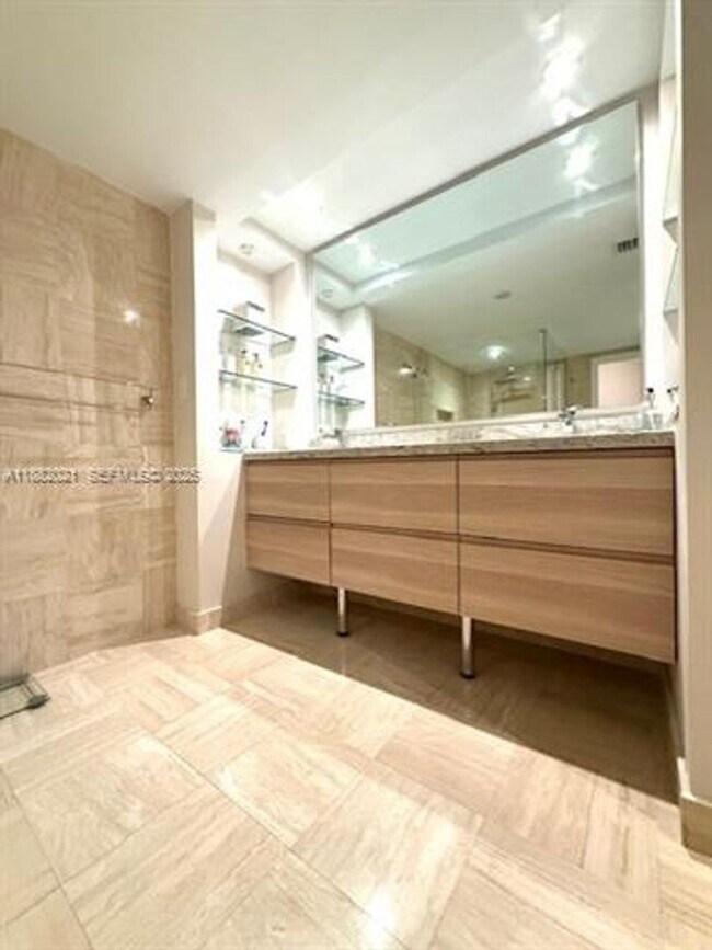 Building Photo - 1121 Crandon Blvd