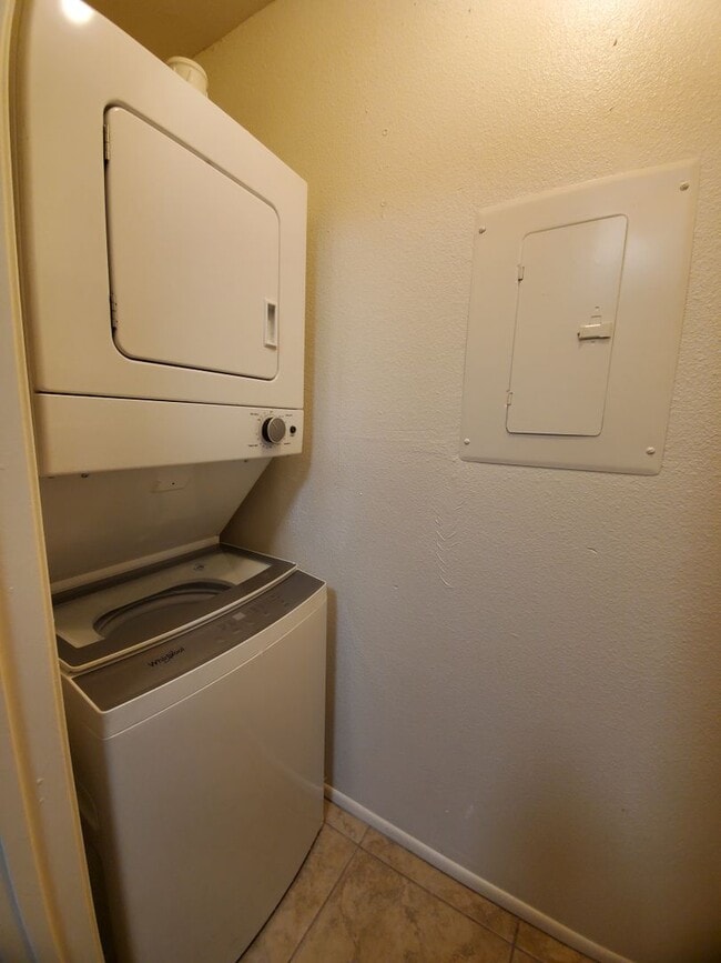 Building Photo - Shadow Mountain 2 Bedroom 2 Bath Single-Level Townhome with Fireplace & Pool