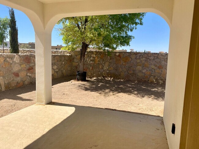 Building Photo - 4206 Tres Ninos Dr