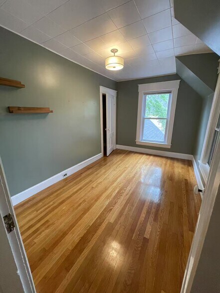 Building Photo - 385 Lowell St