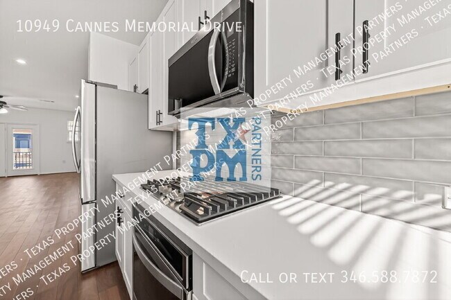 Building Photo - 10949 Cannes Memorial Dr