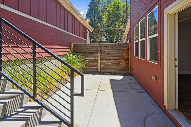Building Photo - $3,740.95 - 4 bed, 3.5 bath Updated Townhome in Englewood!