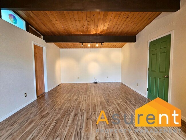 Building Photo - Stunning Home located in the picturesque Ashland