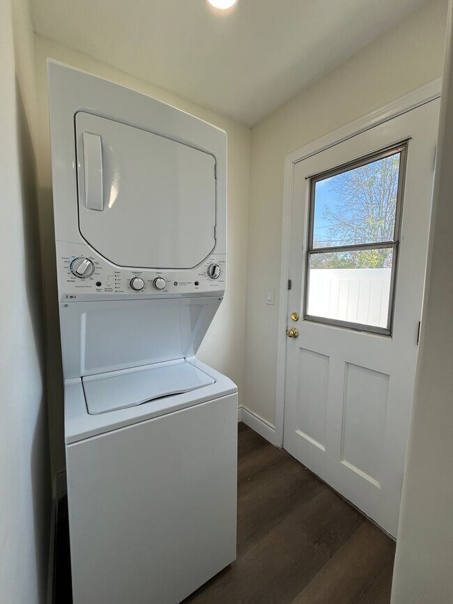 Building Photo - Upgraded West Hills 3+2, READY FOR MOVE-IN!