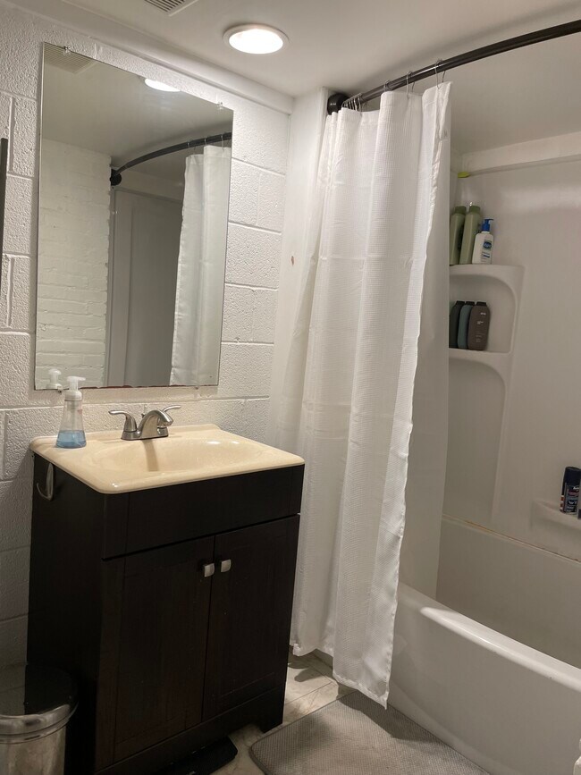 Building Photo - 1145 Morse St NE