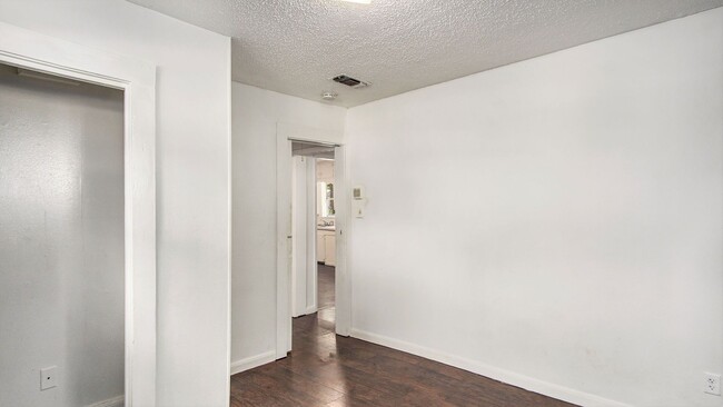 Building Photo - Beautifully Crafted 3 Bed 1 Bath Home in River Oaks!